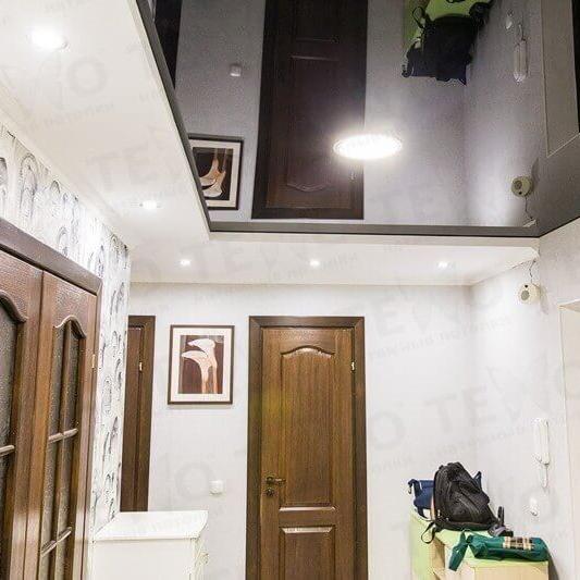 Двухуровневый цветной потолок в коридоре